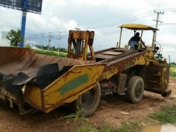 วีดีโอ การทำงานรถโรยหิน,ทราย,ยางมะตอย ใช้ร่วมกับรถปูยาง เครื่อง ISUZU เกียร์ออโต้ มาแล้วนะครับ