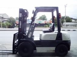 ขายรถยก 2.5 ตัน เครื่องเบนซิน เกียร์ออโต้ กระบอกคู่ งาสไลด์ซ้าย-ขวา เสาสูง 3 เมตร ยางตันใหม่ พวง