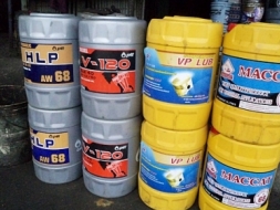 ขายถังพลาสติก (ถังน้ำมัน)  ขนาดถัง 18 ลิตร ราคา 40 บาท/ใบ   ซือ 100 ใบขึ้นไปราคา 30 บาท/ใบ ติดต่อวิว