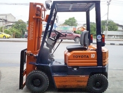 ขายรถยกโตโยต้า 1 ตัน รุ่น5 เครื่องเบนซิน กระบอกคู่ เสาสูง 3 เมตร พวงมาลัยเพาเว่อร์ สีเดิมจากนอ