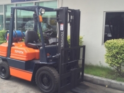ขายรถยกโฟร์คลิฟท์ยี่ห้อTOYOTA 5FG-25 2.5 ตัน