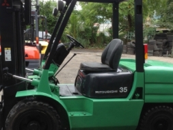 +++ ขายโฟล์คลิฟท์ MITSUBISHI FD30 ขนาด 3 ตัน เครื่องยนต์ดีเซล เสา 3 เมตร เกียร์ธรรมดา งา