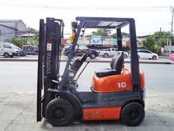 ขายรถยกโตโยต้า 1 ตัน รุ่น6 เครื่องเบนซิน กระบอกคู่ เสาสูง 3 เมตร ยางตัน พวงมาลัยเพาเว่อร์ สีเด