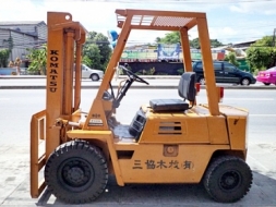 ขายรถยกโคมัสสึ 2 ตัน เครื่องเบนซิน เกียร์ออโต้ กระบอกคู่ เสาสูง 3 เมตร ยางตันใหม่ พวงมาลัยเพาเว่