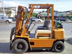 ขายรถยกโคมัสสึ 2 ตัน รุ่น8 เครื่องเบนซิน (ใช้แก๊สอย่างเดียว) กระบอกคู่ เสาสูง 3 เมตร พวงมาลัยเพาเว่