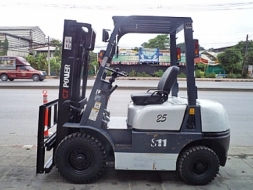 ขายรถยก 2.5 ตัน เครื่องเบนซิน เกียร์ออโต้ กระบอกคู่ แผงงาสไลด์ เสาสูง 3 เมตร ยางตันใหม่ พวงมาลัย