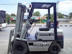 ขายรถยกโคมัสสึ 1.8 ตัน รุ่น15 เครื่องเบนซิน แผงงาสไลด์ กระบอกคู่ เสาสูง 3 เมตร ยางตันใหม่ พวง