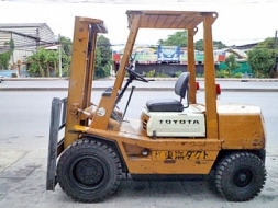 ขายรถยกโตโยต้า 3 ตัน เครื่องเบนซิน เสาสูง 3 เมตร ยางตันใหม่ พวงมาลัยเพาเว่อร์ สีเดิมจากนอก นำเข