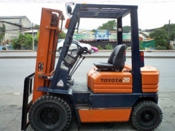 ขายรถยกโตโยต้า 2 ตัน รุ่น5 เครื่องเบนซิน กระบอกคู่ เสาสูง 3 เมตร ยางตันใหม่ พวงมาลัยเพาเว่อร์