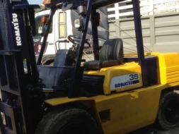 +++ ขายโฟล์คลิฟท์ KOMATSU FD35-5 ขนาด 3.5 ตัน เครื่องยนต์ดีเซล เสา 3 เมตร เกียร์ธรรมดา งา