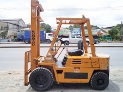 ขายรถยกโคมัสสึ 2.5 ตัน เครื่องดีเซลอีซูซุ เสาสูง 4 เมตร ยางตันใหม่ พวงมาลัยเพาเว่อร์ สีเดิมจากน