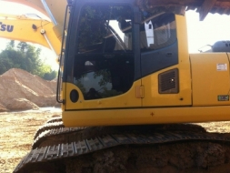 ขายรถแบคโฮ KOMATSU pc200-8 MO1 ทำงานน้อย 3,×××ชม.เอกสารพรัอมราคา2,280,000 090-