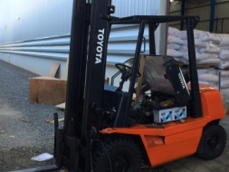 ขายโฟล์คลิฟท์ TOYOTA 4FD25 4 เมตร ดีเซล