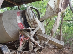 รถโม่4ล้อทพร้อมบุ๋งกี๋ไฮโดรลิคตักหินทรายใส่โม่