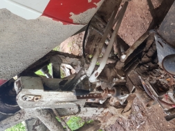 รถโม่4ล้อทพร้อมบุ๋งกี๋ไฮโดรลิคตักหินทรายใส่โม่